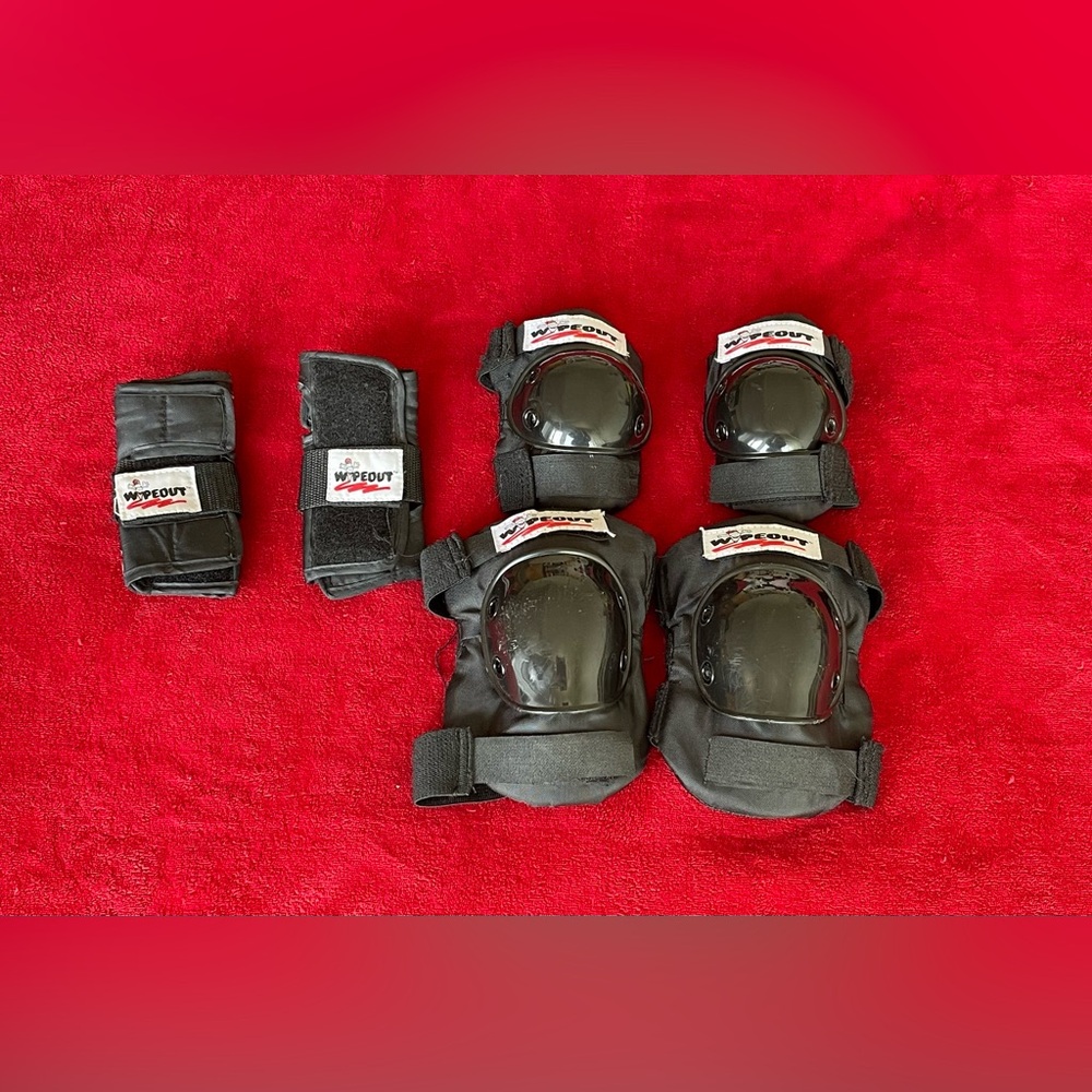 Wipeout Kid's Adjustable Strap Closure Black Pad 3 Pcs. Set Sz: Youth M (5+)